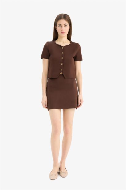 جاكيت مخصر بياقة مستديرة