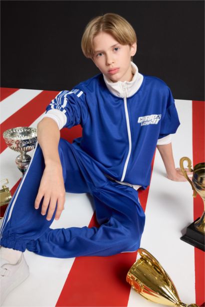 كارديجان رياضي اولادي بطبعة شعار قصة عادية