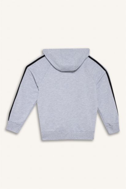 سويت شيرت أولاد قصة عادية بغطاء للرأس بجيب الكنغر مطبوع