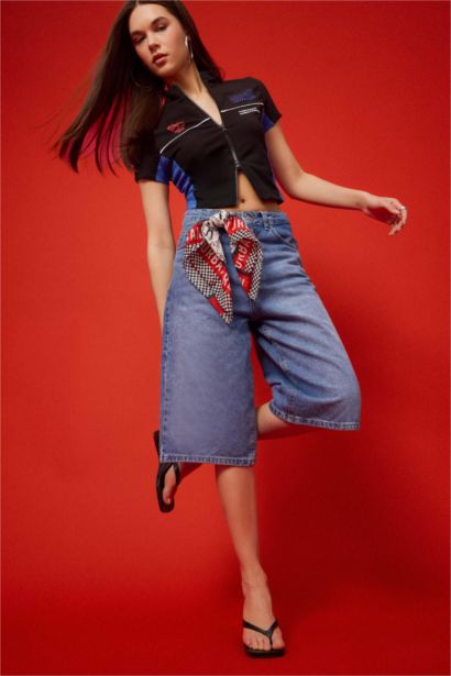 جاكيت رياضي مطبوع مخصر بياخة عالية وسحاب