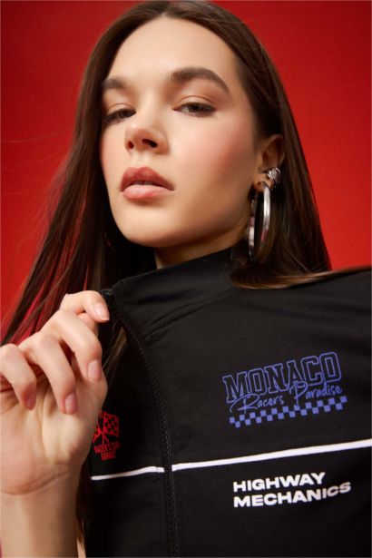 جاكيت رياضي مطبوع مخصر بياخة عالية وسحاب