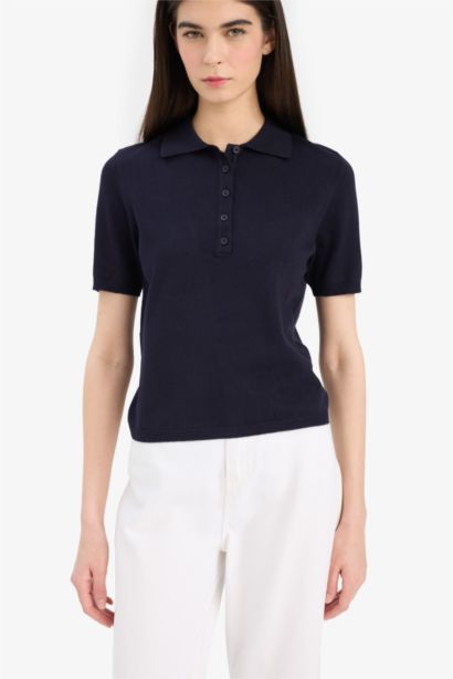 Приталенный трикотажный свитер с воротником-поло