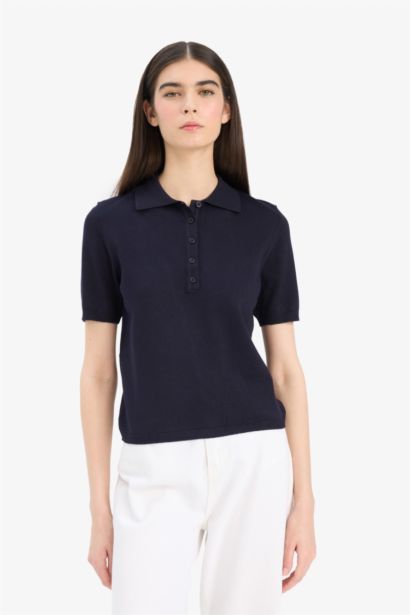 Приталенный трикотажный свитер с воротником-поло