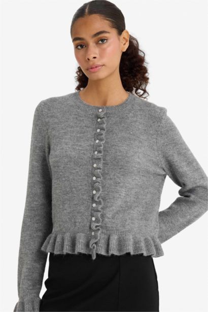 جاكيت تريكو قصة عادية بياخة مستديرة