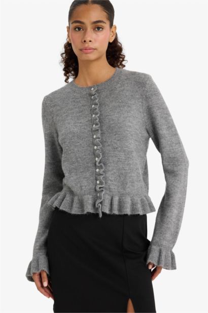 جاكيت تريكو قصة عادية بياخة مستديرة