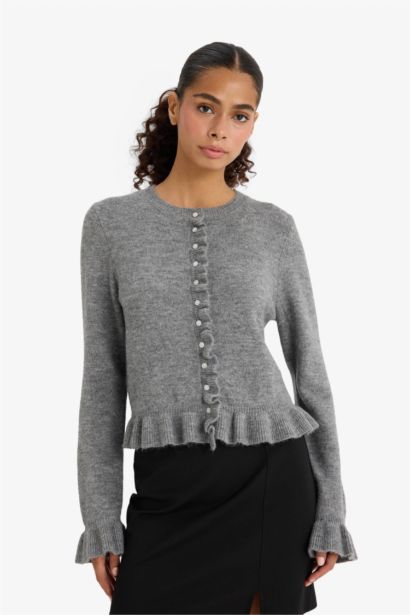 جاكيت تريكو قصة عادية بياخة مستديرة