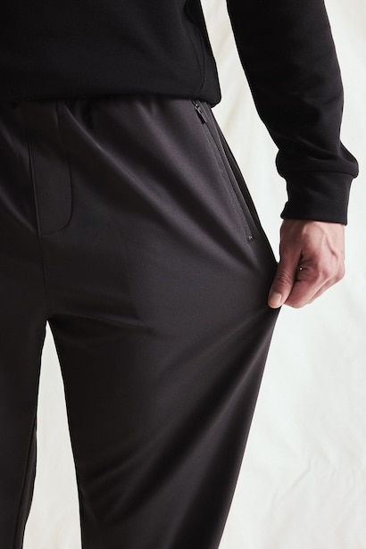 Standard Fit Woven Jogger