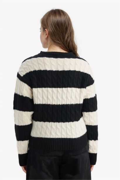 بلوز تريكو بناتي مخطط قصة عادية بياخة مستديرة