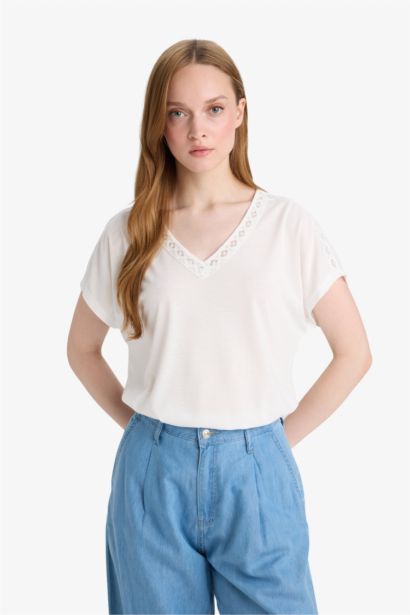 T-shirt à col en V et manches courtes