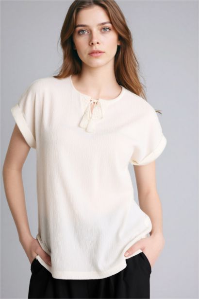 T-shirt manches courtes en tissu froissé  avec col en dentelle