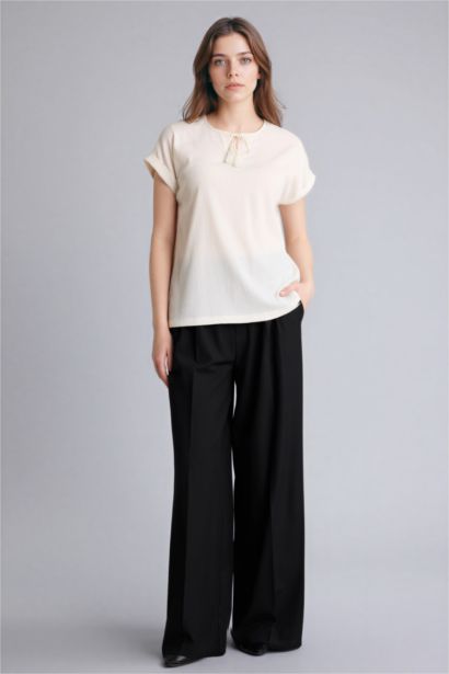 T-shirt manches courtes en tissu froissé  avec col en dentelle