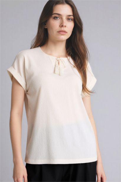 T-shirt manches courtes en tissu froissé  avec col en dentelle