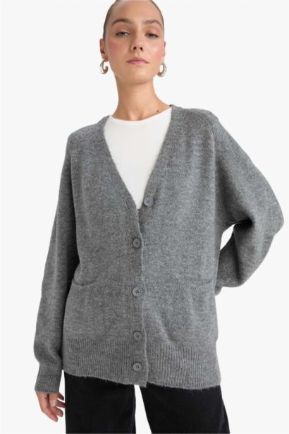 سترة تريكو اوفر سايز برقبة V وأزرار