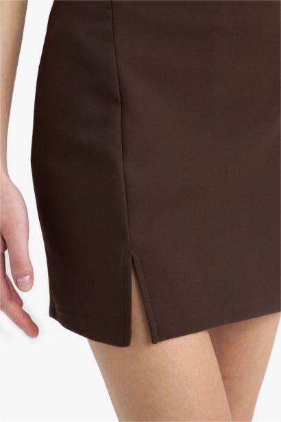 تنورة قصيرة بخصر عالي وفتحة