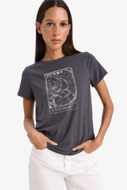 تيشيرت قصة عادية بياقة مستديرة