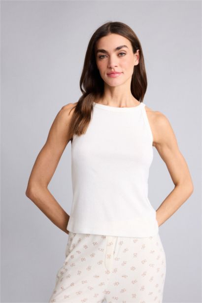 فانيلة بيزك سادة من Fall in Love