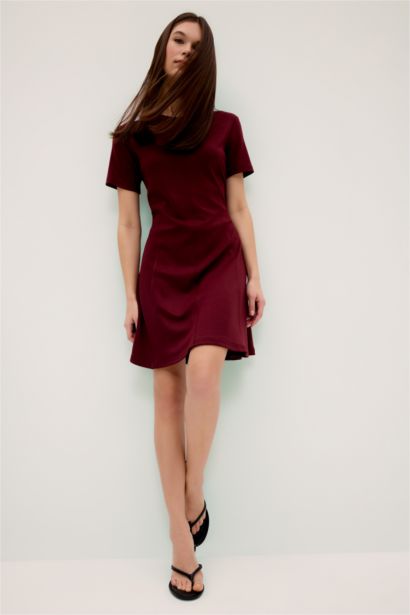 فستان قصير بياقة مستديرة