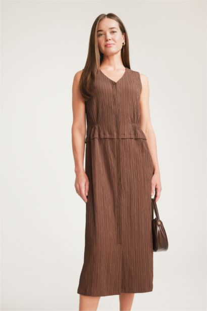 V Neck Seersucker Textured Sleeveless Midi Dress