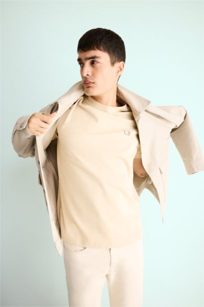 تيشيرت نص كم قصة عادية بطبعة شعار برقبة مستديرة