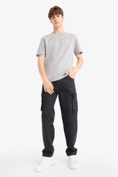 تيشيرت رمادي نص كم قصة عادية برقبة مستديرة