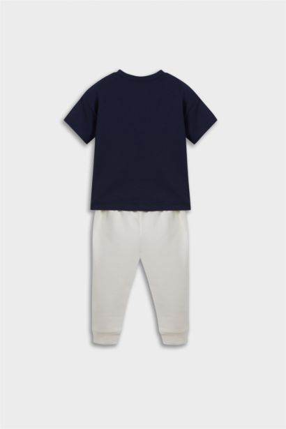 طقم بيبي اولادي تيشيرت وسويت بانتس بطبعة شعار قصة عادية - قطعتين