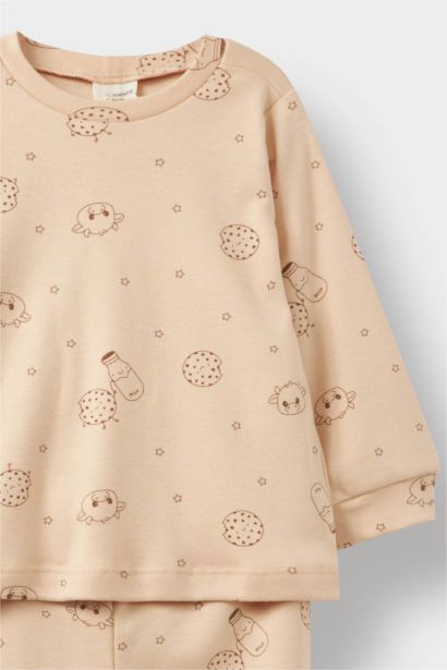 بيجامة من قطعتين