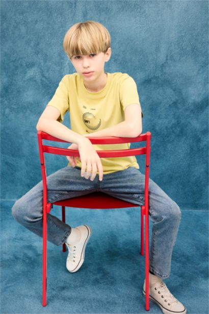 تيشيرت ولادي نص ردن قصة عادية بطبعة من الخلف