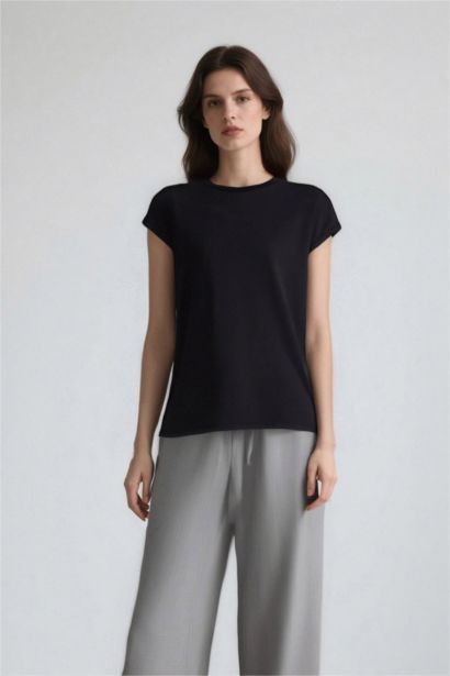 Fitted Crew Neck Short Sleeve Black T-Shirt