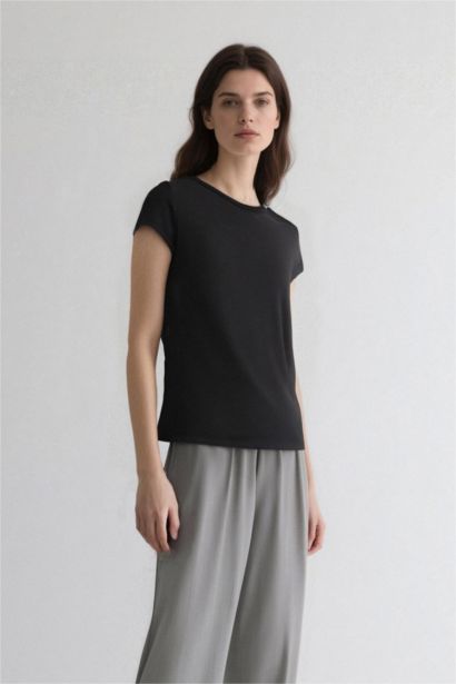 Fitted Crew Neck Short Sleeve Black T-Shirt