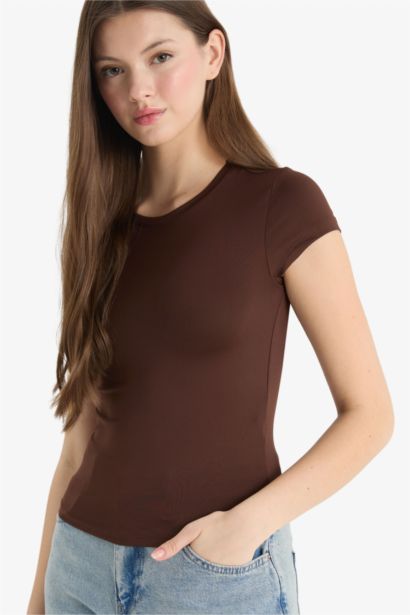 Fitted Crew Neck Short Sleeve T-Shirt