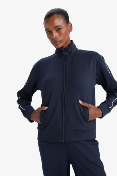 جاكيت رياضي سليم فيت قصة عادية بياخة عالية وبطانة ناعمة من DeFactoFit