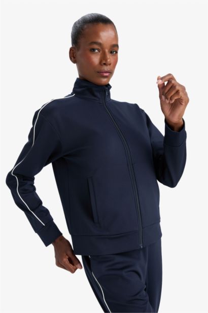 جاكيت رياضي سليم فيت قصة عادية بياخة عالية وبطانة ناعمة من DeFactoFit