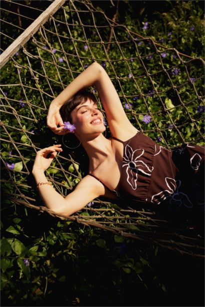 فستان ميدي فلورال بحمالات من مزيج الكتان