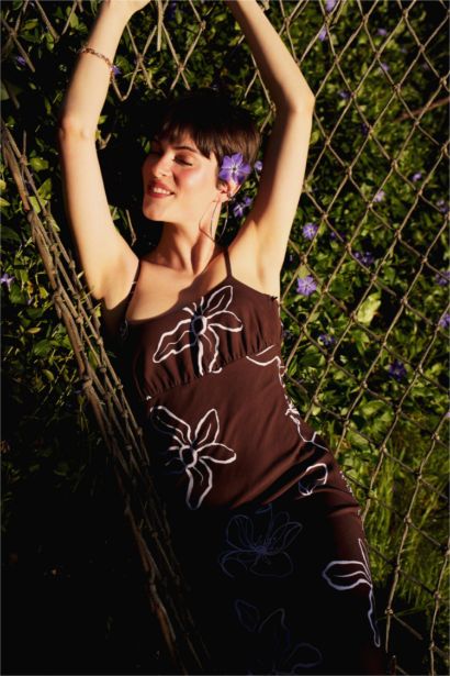 فستان ميدي فلورال بحمالات من مزيج الكتان