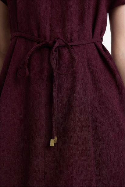 Платье с коротким рукавом стандартного кроя с V-образным вырезом