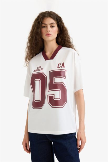 Oversize Geniş Kalıp V Yaka Baskılı Forma Kumaşı Kısa Kollu Tişört