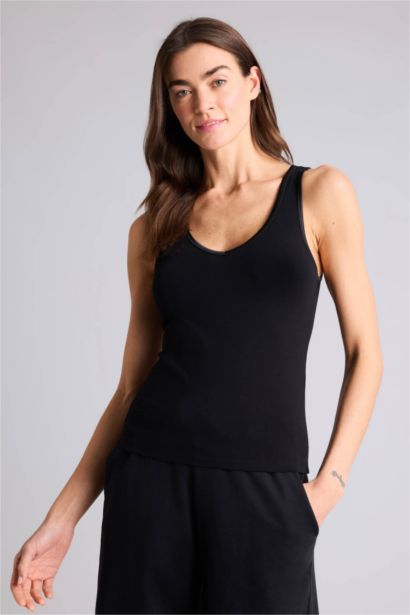 Майка с V-образным вырезом