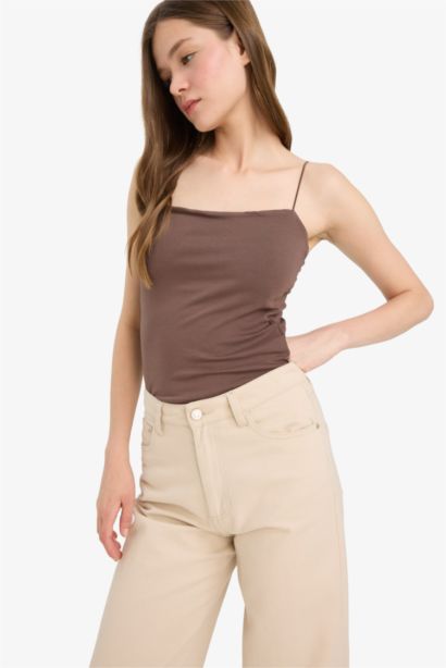 Приталенная майка с бретелями