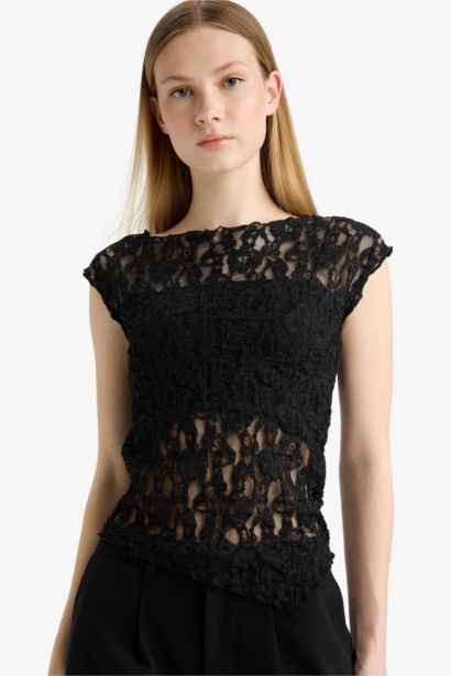 Fitted Round Neck Lace Short Sleeve Blouse