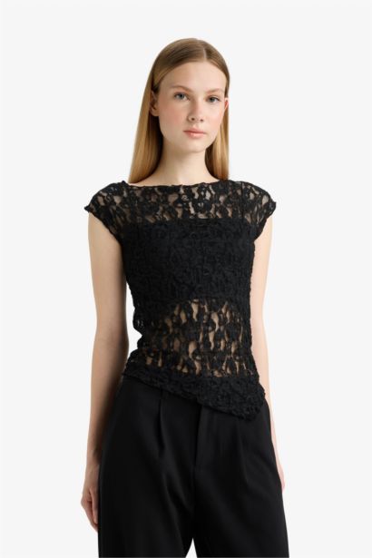 Fitted Round Neck Lace Short Sleeve Blouse