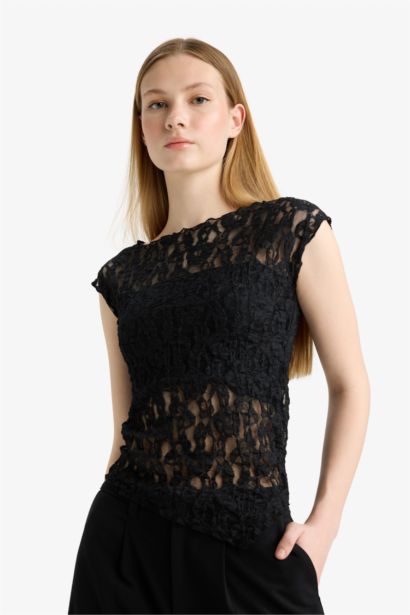 Fitted Round Neck Lace Short Sleeve Blouse
