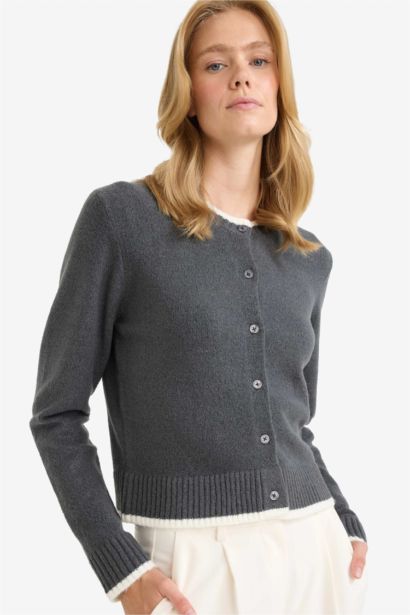 Трикотажный кардиган с круглым вырезом, свободного кроя