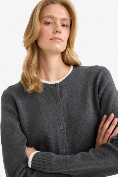 Трикотажный кардиган с круглым вырезом, свободного кроя