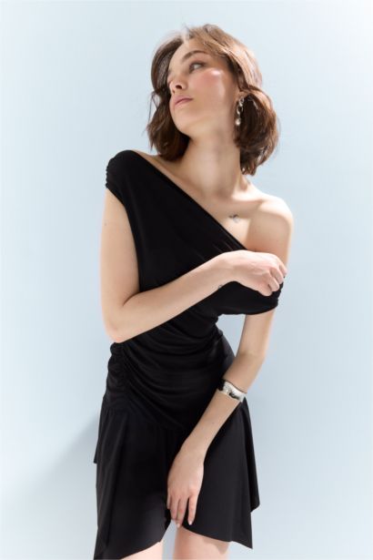 Omuzu Açık Kısa Kollu Mini Siyah Elbise