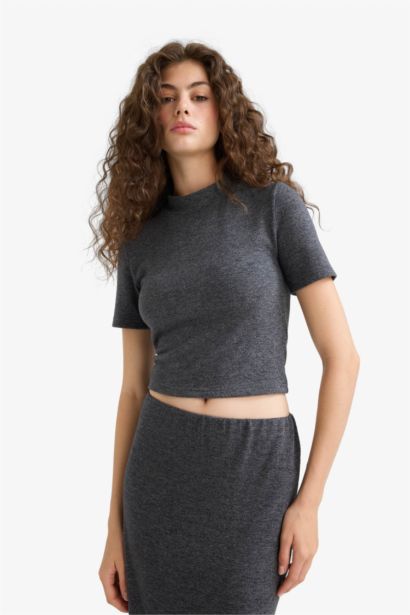 Футболка обтягивающего кроя с короткими рукавами и высоким воротником