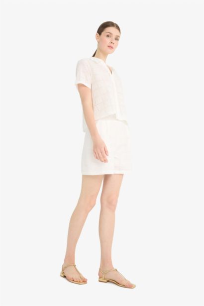 بنطلون مطرز قصة عادية ورجل عادية