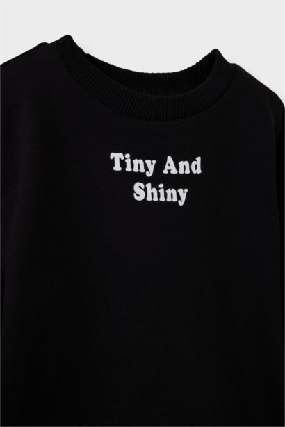 سويت شيرت بناتي بطبعة شعار قصة عادية ببطانة ناعمة