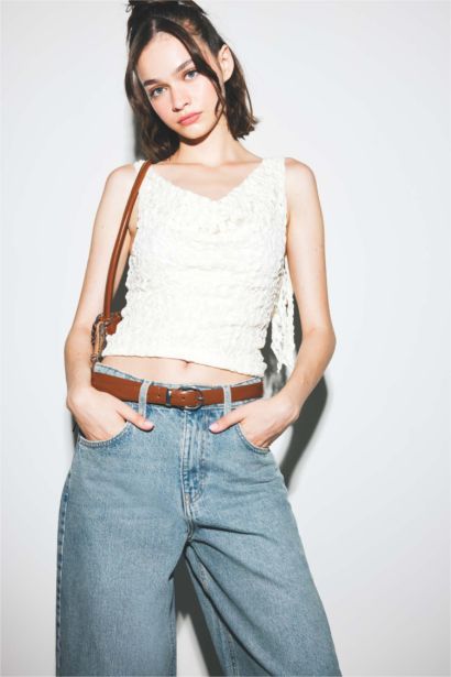 بلوزة كت دانتيل سليم فيت وياخة مع طيات