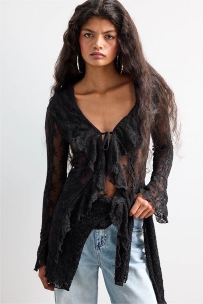 بلوز ردن طويل مخصر من الدانتيل بياقة V وربطة أمامية