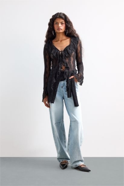 بلوز ردن طويل مخصر من الدانتيل بياقة V وربطة أمامية